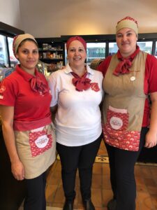 Funcionárias da Carolina Pane & Gusto vestindo Refosco Uniformes