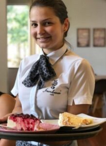 Funcionária da Framboesa Café vestindo Refosco Uniformes