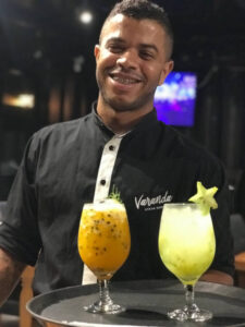 Funcionário da Varanda Steak House vestindo Refosco Uniformes